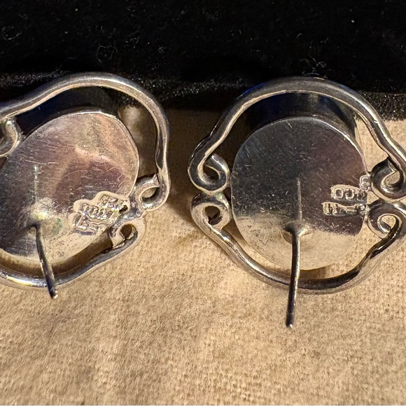 Vintage black coral necklace. 16"
Strand. Matching earrings in sterling silver. - Picture 6 of 7